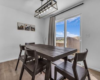 Great for a group! Close and convenient! Fiber high speed internet! - Rock Springs - Ruokailuhuone