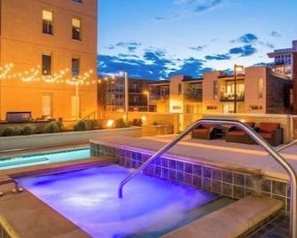 Denver 1BR Apt with Amazing balcony views pool, jacuzzi and fitness center - Denver - Pool