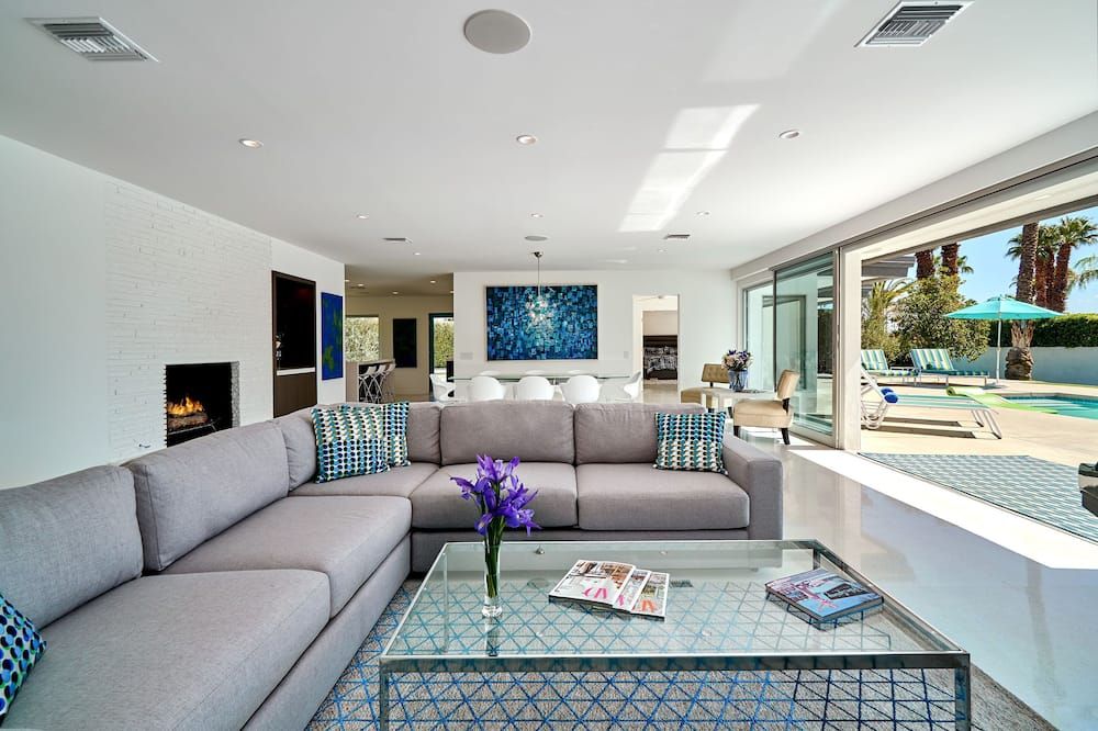 Mid Century Modern Gated Old Las Palmas Pool/Spa Mountain Views Pet Friendly - بالم سبرينغس - غرفة معيشة
