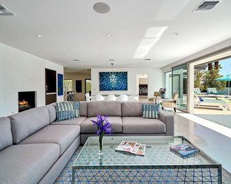Mid Century Modern Gated Old Las Palmas Pool/Spa Mountain Views Pet Friendly - Palm Springs - Living room