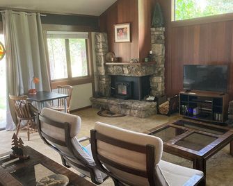 Escape to our mountain home in beautiful Graeagle Meadows, Graeagle California. - Blairsden - Living room