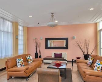 1 Bed on Collins Av close to Beach - ไมอามีบีช - ห้องนั่งเล่น