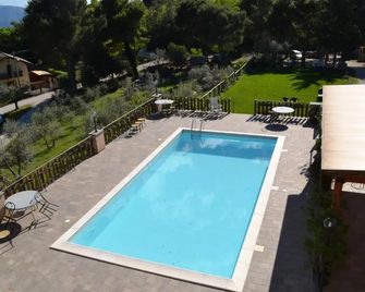 Albergo Fontanelle - Campello Sul Clitunno - Zwembad