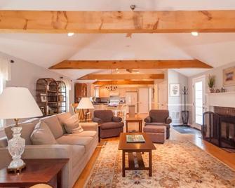Rocky Nook Beach House, charming updated ranch less than two blocks to beach. - Kingston - Living room