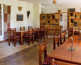 Travellers Rest Hotel - Kisoro - Comedor