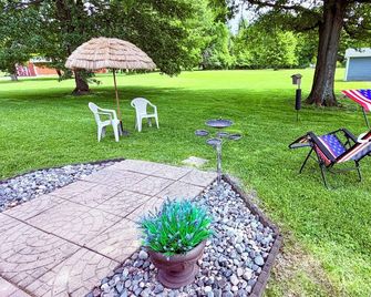 Captain’s Quarters- charming studio apartment in the countryside - Berlin Center - Patio