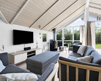 Beautiful Holiday Home In North Zealand - Tikøb - Sala de estar