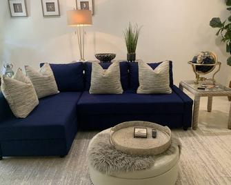 Beachy Duplex Walk/Run/ Ride To Beach !! - Boca Raton - Living room