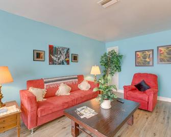 Montgomery Home in Garden District 2 Mi to Dtwn! - Montgomery - Soggiorno
