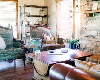 Red Deer Lodge HiBanks Ranch 12 minutes from Magnolia Silos - Lorena - Living room
