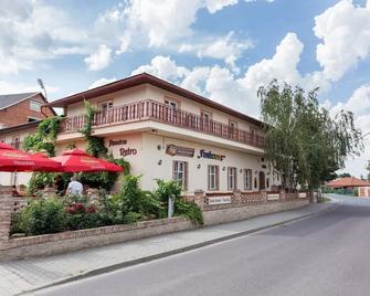 Retro Vrbovec - Znojmo - Edificio