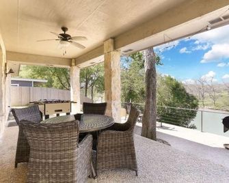 Luxury Comfort and Spacious Patio - Serene Country Retreat - McQueeney - Balcony