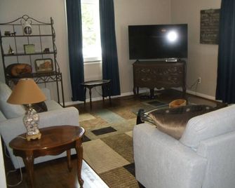 Country Setting Family-Sized House Minutes from Entertainment and Amenities - Zanesville - Huiskamer