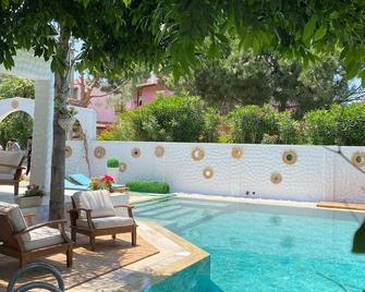 Flora Boheme Butik Otel - Cesme - Piscina