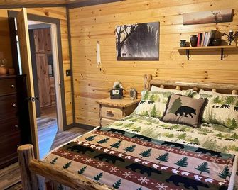 High Country Cabin and Bunk House Great for Multiple Families! - Deadwood - Bedroom