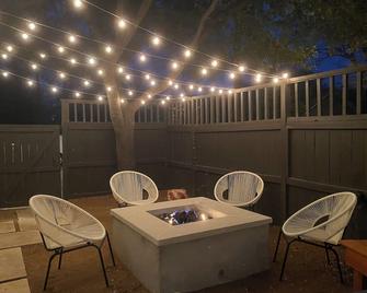 Gorgeous Central Austin home minutes from UT and Downtown - Austin - Patio