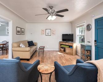 French Oak Cottage | 6-Min Walk to Downtown Wine, Food, & Music | Pet Friendly - Lodi