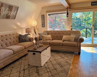 Hailey’s Lake House with Pool and Hot Tub. - Inman - Living room