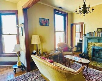Charming historic apartment turned antique store near the town square - Mount Vernon - Wohnzimmer