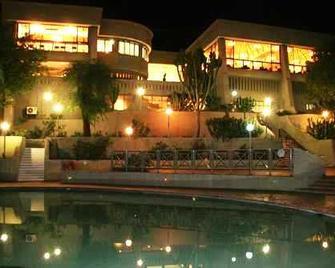 Elephant Hills Resort - Victoria Falls - Piscina
