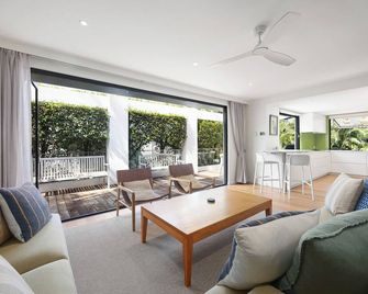 Tropical Retreat With Tranquil Private Pool - Noosa Heads - Living room