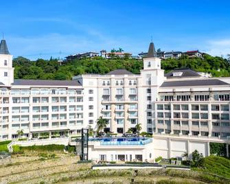 Twin Lakes Hotel - Tagaytay - Building