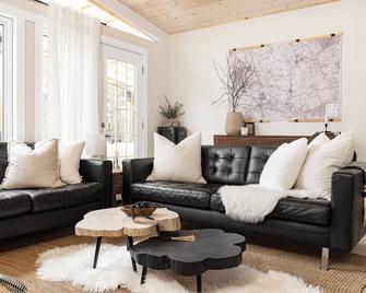 Echos Edge Lakeside Cottage - Cozy Seculded Retreat 3 Bedroom 1 Bathroom - Algonquin Highlands - Salon