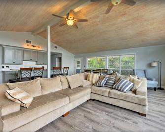Lake Front Paradise, with Spectacular views! - Brownwood - Living room