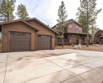 Scenic Golf Retreat With Modern Comforts & Fireplace 4 Bedroom Townhouse - Show Low - Building