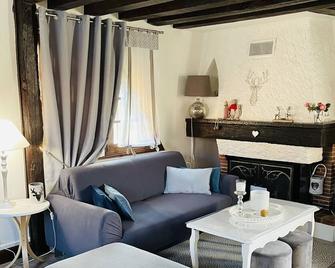 La Demeure du Cerf élégant gîte privé en Sologne pour 6 personnes avec jacuzzi et piscine chauffée à proximité immédiate parc FFE Center parc et proche zoo de Beauval - Chaon - Sala de estar
