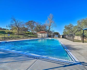 Steps to Lake! Charming Cabin Pool Acces - Granbury - Zwembad