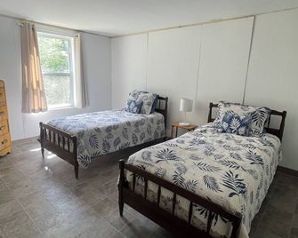 Charming Two Bedroom Cabin in quiet woods of Idlewild - Idlewild - Bedroom