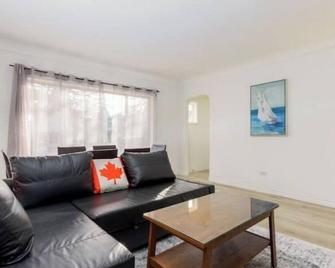 2Bed,1Bath-Beautiful Vancouver - ונקובר - סלון