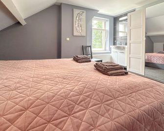 Beautifully detached home with a swimming pool - Terneuzen - Bedroom