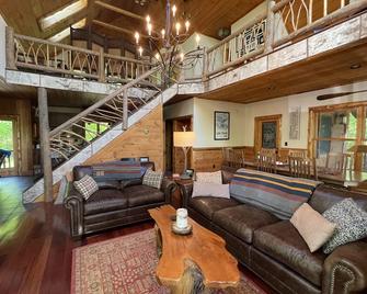 Mountain Retreat: Heart of High Peaks-20 Min To Whiteface/Placid/Olympic Complex - Keene - Sala de estar