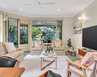 Picket Fence Cottage - Steps from Adelaide Oval - North Adelaide - Living room