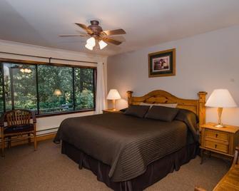 Ruby Lake Resort - Madeira Park