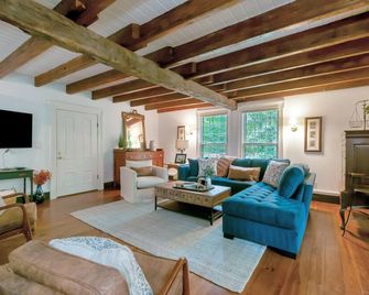 Cozy+7 Acres+Franklin Cabin | Tanglewood - Franklin - Living room