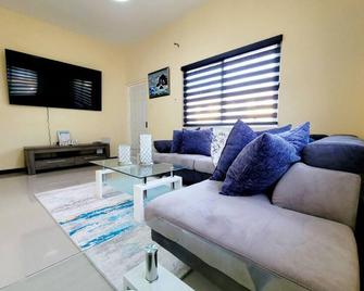 Cozy Sea Breeze Villa, Montego Bay\nentire Home In St. Bran’s Burg, Jamaica W I\n\n - St.Bran's Burg - Pokój dzienny