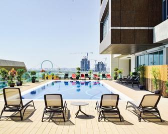 Waterfront Hotel Apartment - Doha - Piscina