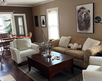 Historic 3-bedroom house on the Fox River in Downtown Algonquin - Algonquin - Living room