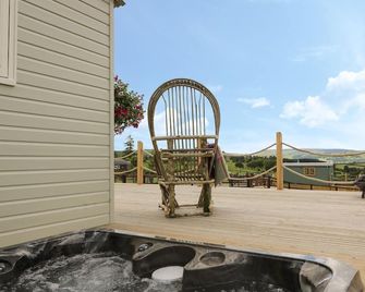 Marches Way - Quaint Shepherds Hut, Dog Friendly, Sleeps 2 - Rhayader - Balcony