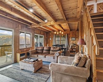 The Summit Haven -Top of Mountain/Pet Friendly/Panoramic Year-Round Views - Suches - Living room