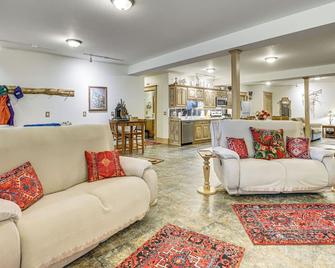 On-Site Trails Rock River Retreat in Jefferson! - Jefferson - Sala de estar