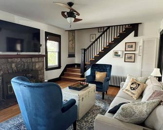 West Point Family Retreat, 5 min walk to Thayer! - Highland Falls - Living room