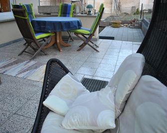 Vacation apartment with mod. Bathroom, fitted kitchen and a covered terrace. - Giengen - Balkon