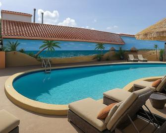 Super 8 by Wyndham Lantana West Palm Beach - Lantana - Bazén