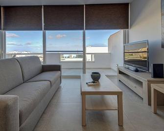 Stunning 2BR Penthouse with Terrace in Mellieħa by 360 Estates - Xagħra - Pokój dzienny