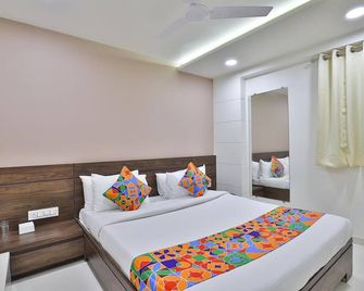 Hotel Nice - Vadodara - Schlafzimmer