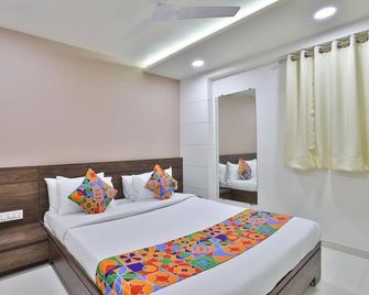 Hotel Nice - Vadodara - Schlafzimmer